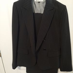 Tahari women's pant suit